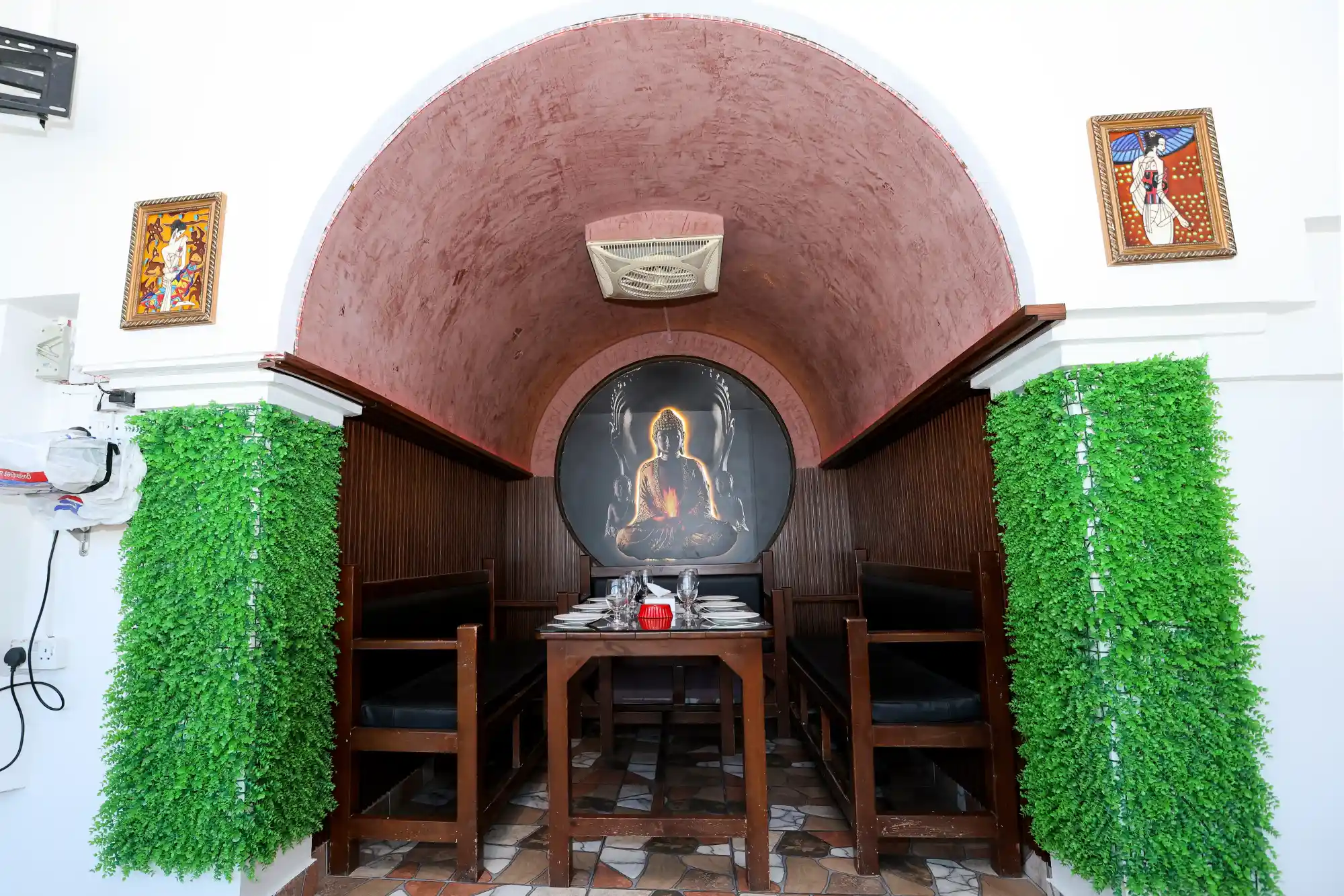 The iconic arched alcove entrance at Goenchin Restaurant